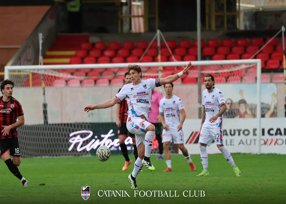 Il capitano del catania francesco di tacchio in campo contro il foggia