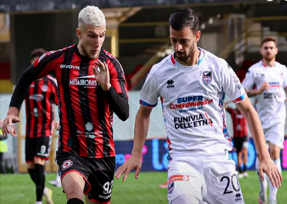 una fase di gioco del match tra Foggia e Catania terminata 1-1