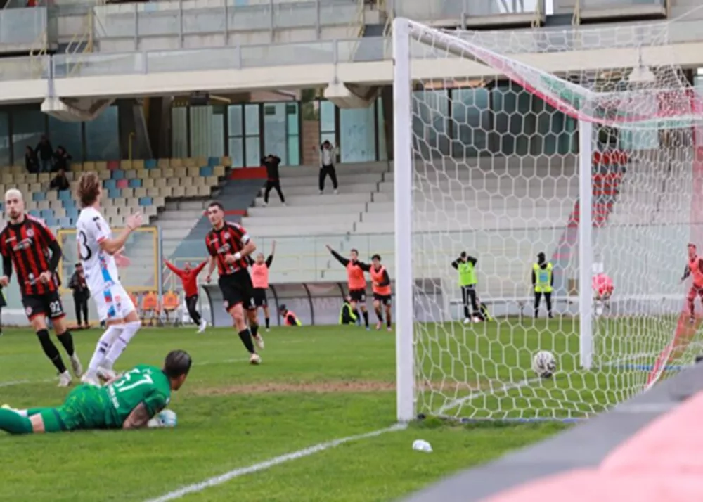 il gol del vantaggio del foggia nella gara interna contro il catania