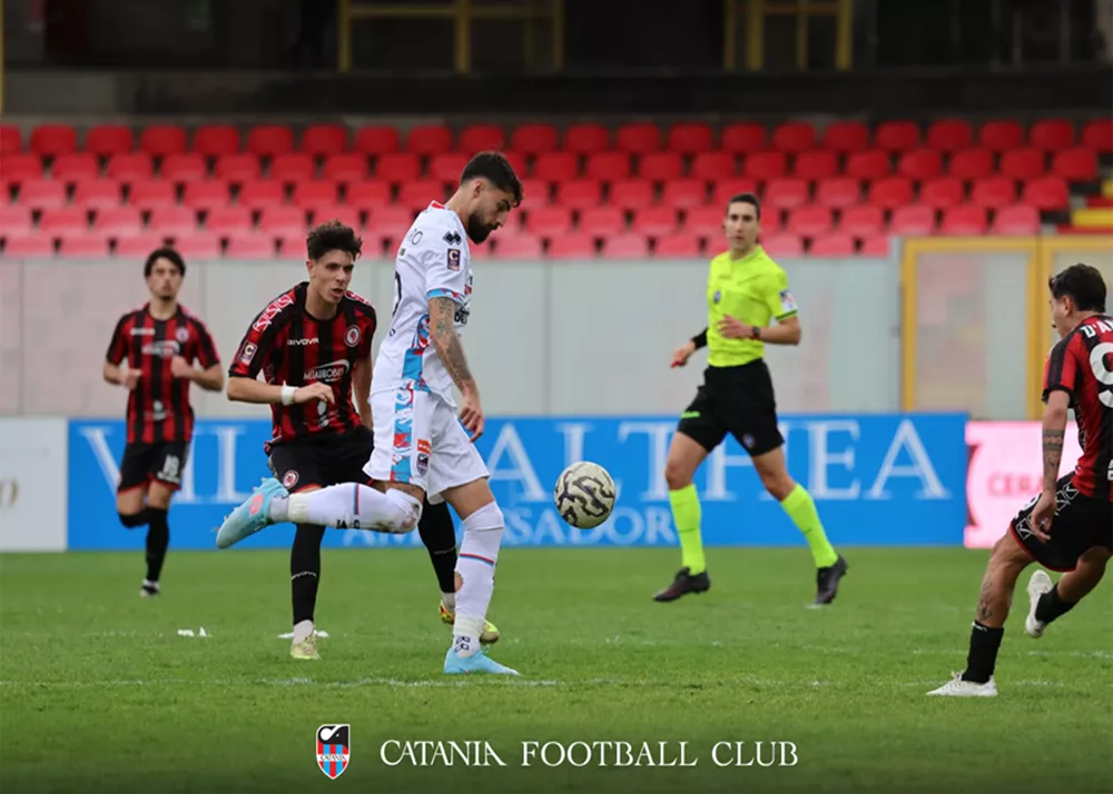 una fase di gioco del match dello Zaccheria tra Foggia e Catania