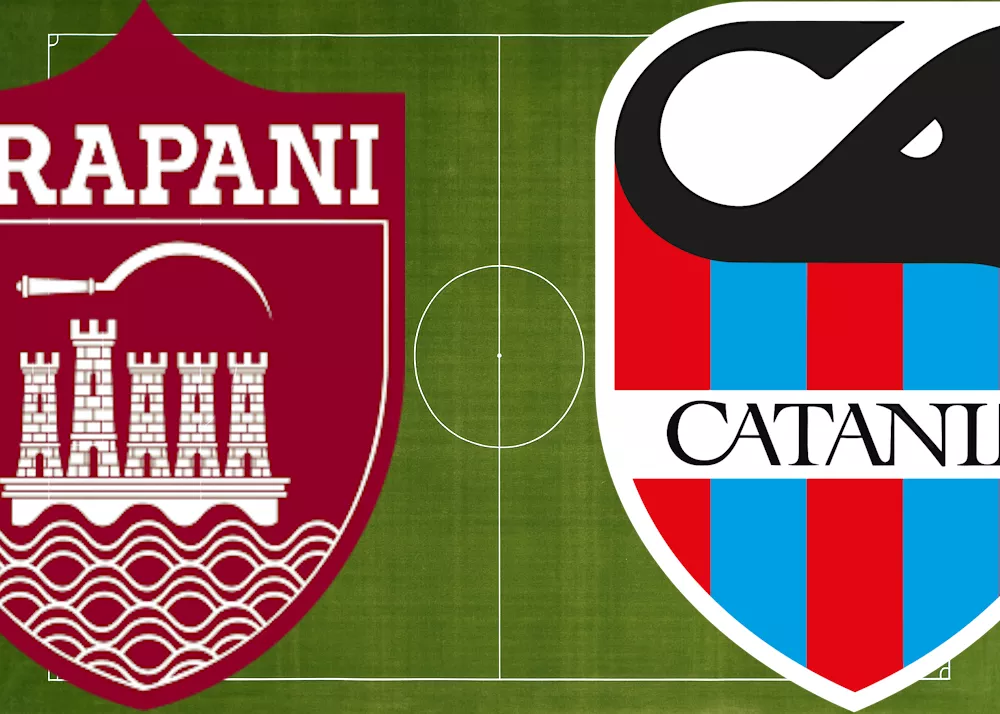 i loghi di trapani e catania sul campo di calcio verde