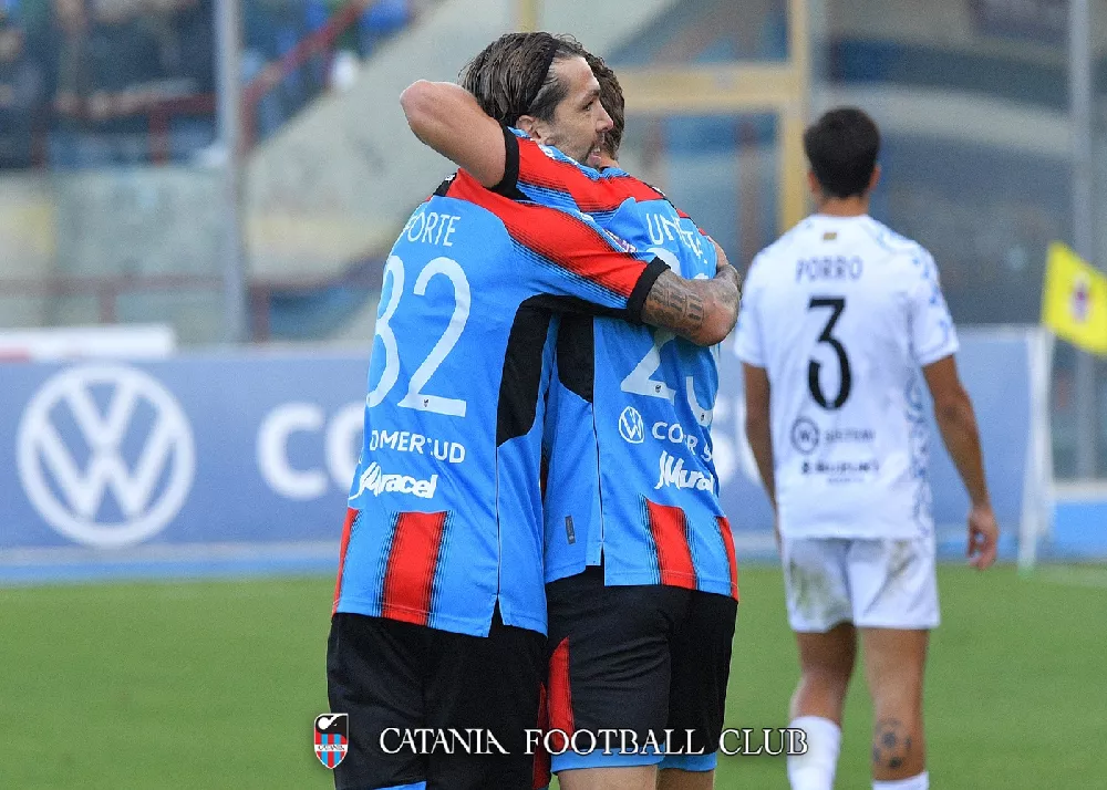 gli attaccanti del catania francesco forte e gabriel lunetta festeggiano dopo il gol
