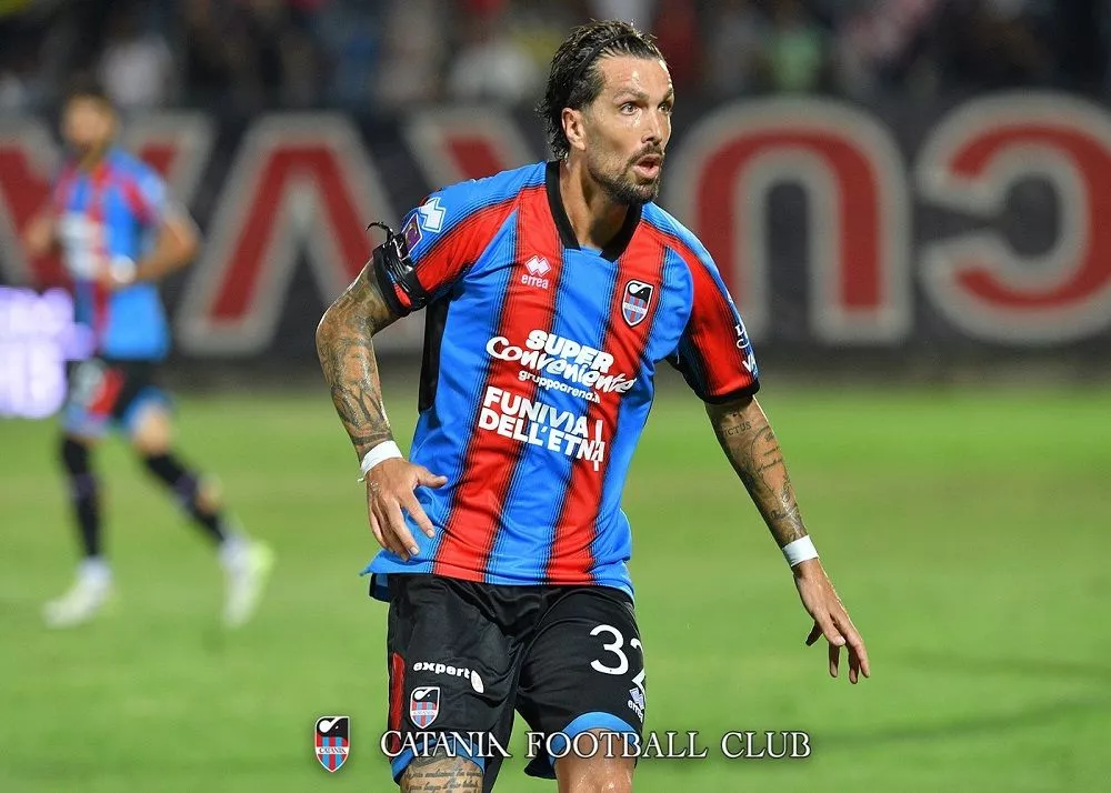 l'attaccante Francesco Forte del Catania in una fase di gioco