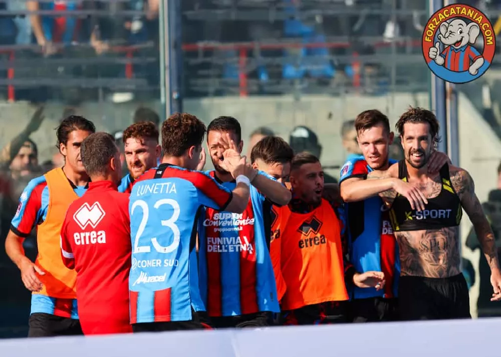 il gol di francesco forte contro la salernitana festeggiato dai compagni