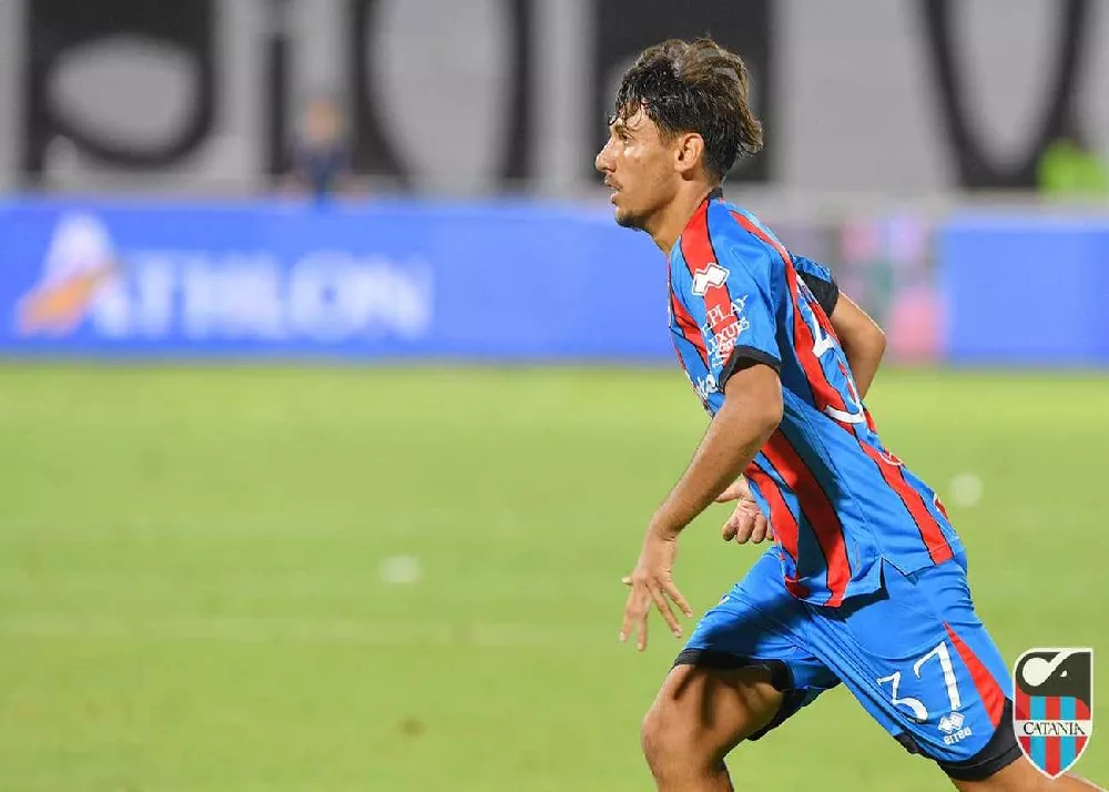 carmelo forti esulta dopo la rete realizzata al taranto