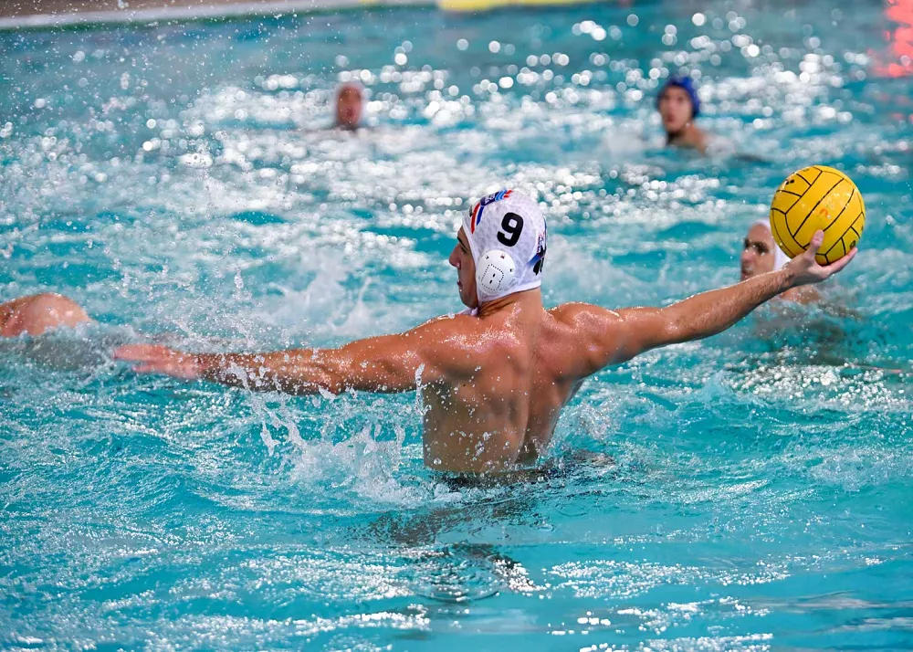 il pallanuotista foti con la calotta della nuoto catania