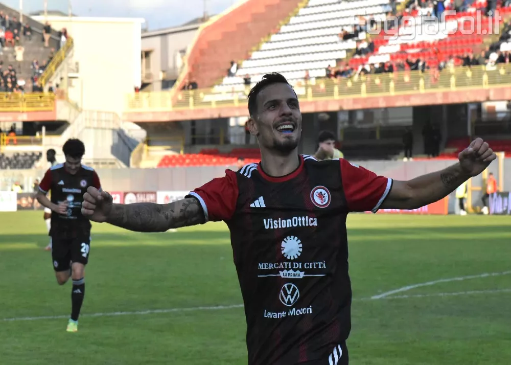 francesco orlando con la maglia del foggia dopo un gol