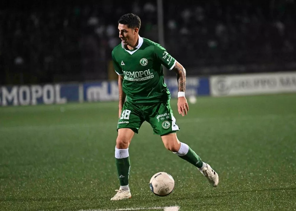 frascatore con la maglia dell'avellino in campo in una frazione di gioco