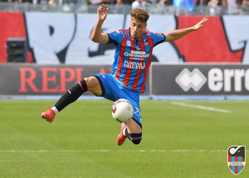 il centrocampista giulio frisenna con la maglia del catania