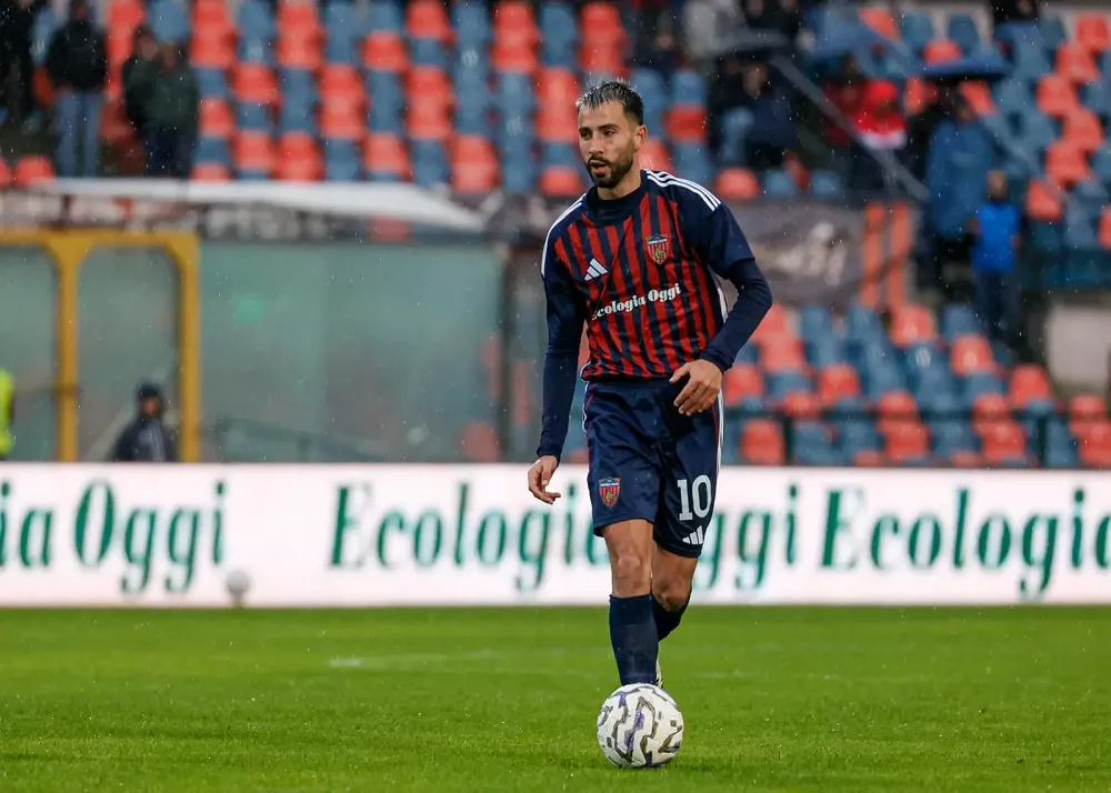 il trequartista del cosenza garritano avanza sul campo di gioco