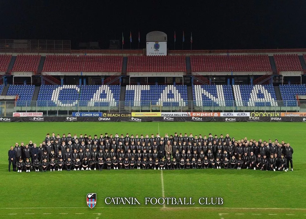 le giovanili del catania riuniti a centrocampo al massimino