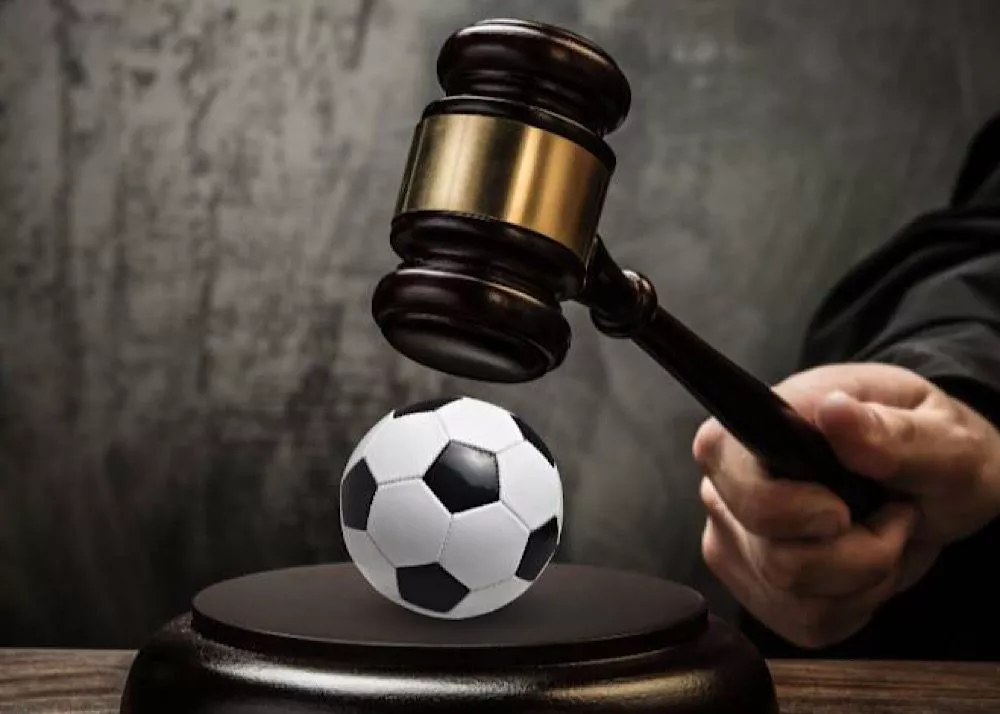il martello del giudice sportivo in serie c con un pallone da calcio