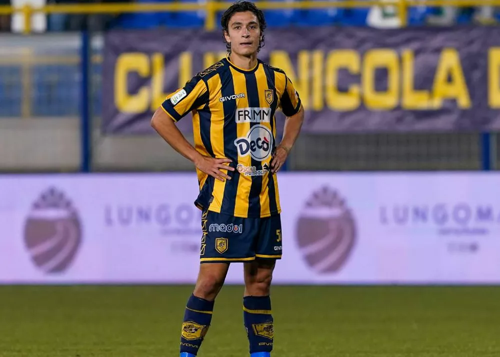 il centrocampista della juve stabia Giuseppe Leone in campo