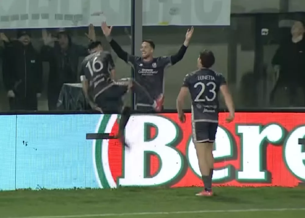 i festeggiamenti del catania dopo il gol al monopoli