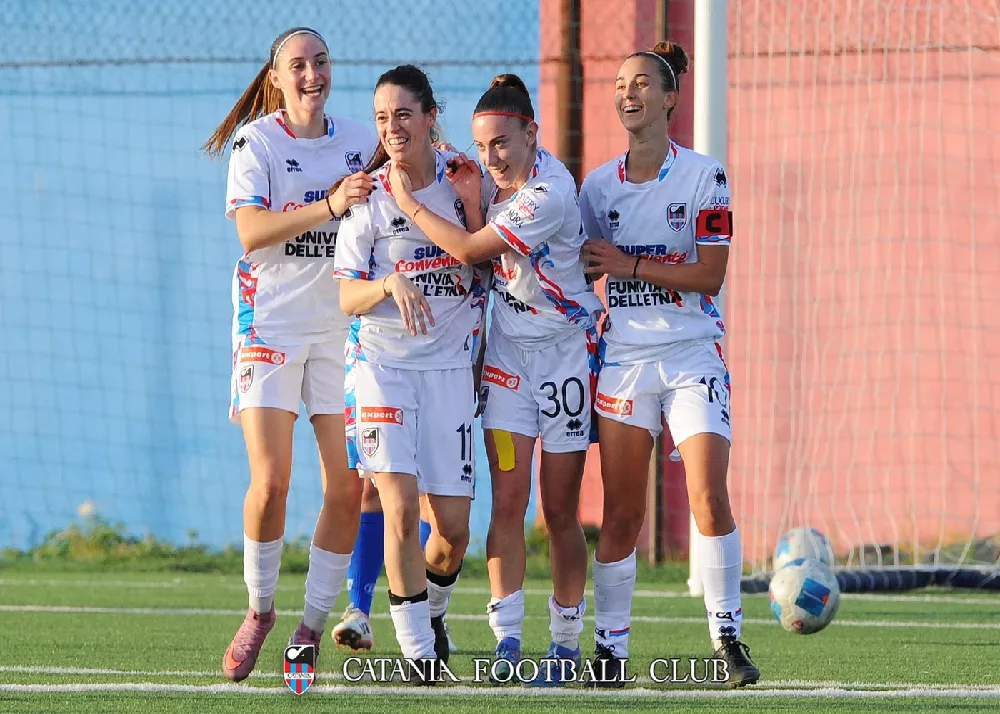 le ragazze del catania women esultano dopo un gol in campo