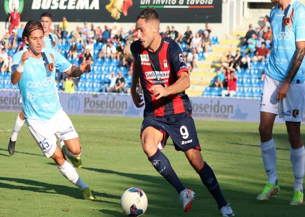 l'attaccante del crotone guido gomez sul rettangolo di gioco