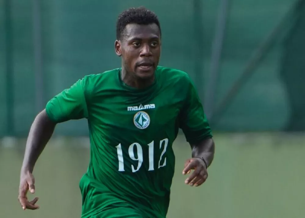 il centrocampista dell'avellino Emmanuel Gyabuaa in campo