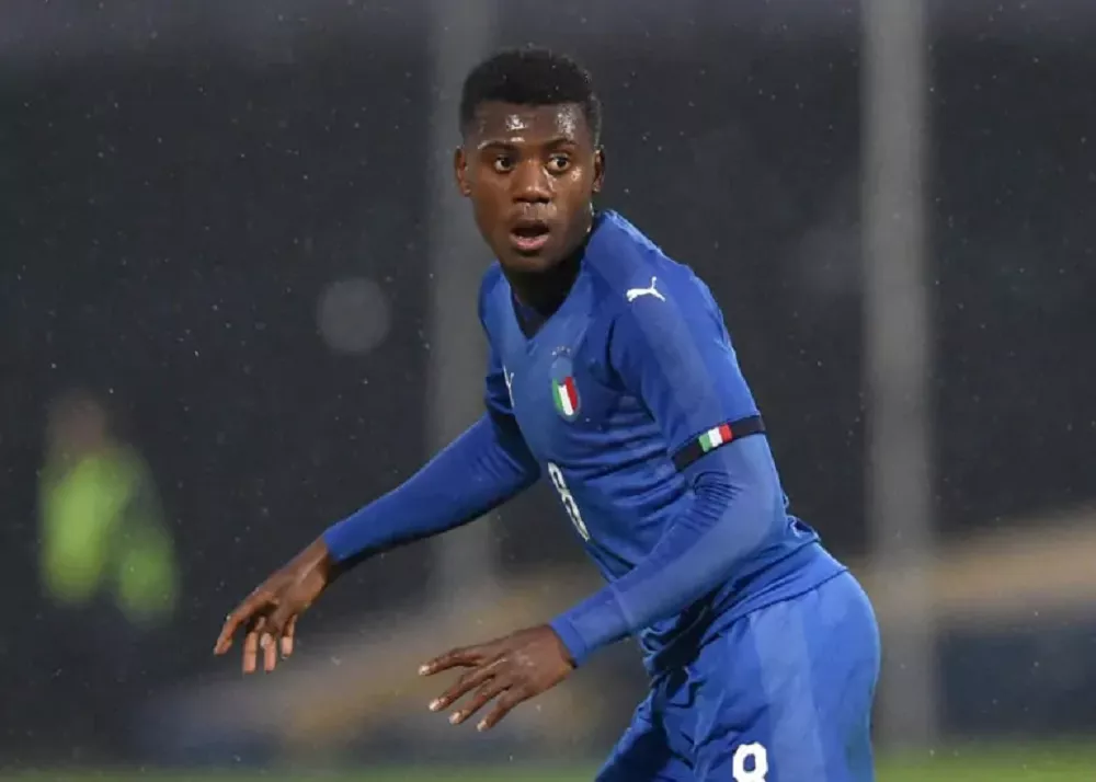 Emmanuel Gyabuaa, centrocampista dell'Avellino con la maglia dell'italia