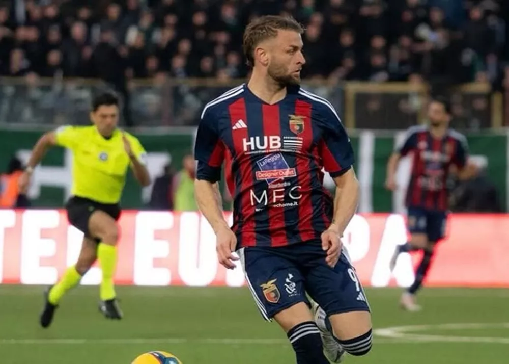 il difensore della casertana Heinz in una fase di gioco