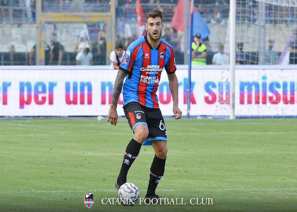 il difensore del catania mario ierardi con la maglia rossazzurra