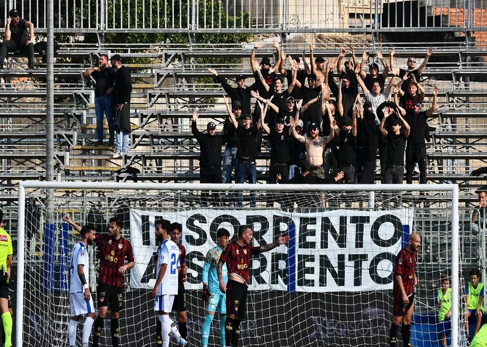 i tifosi del sorrento protestano per l'indisponibilit&agrave; dello stadio italia