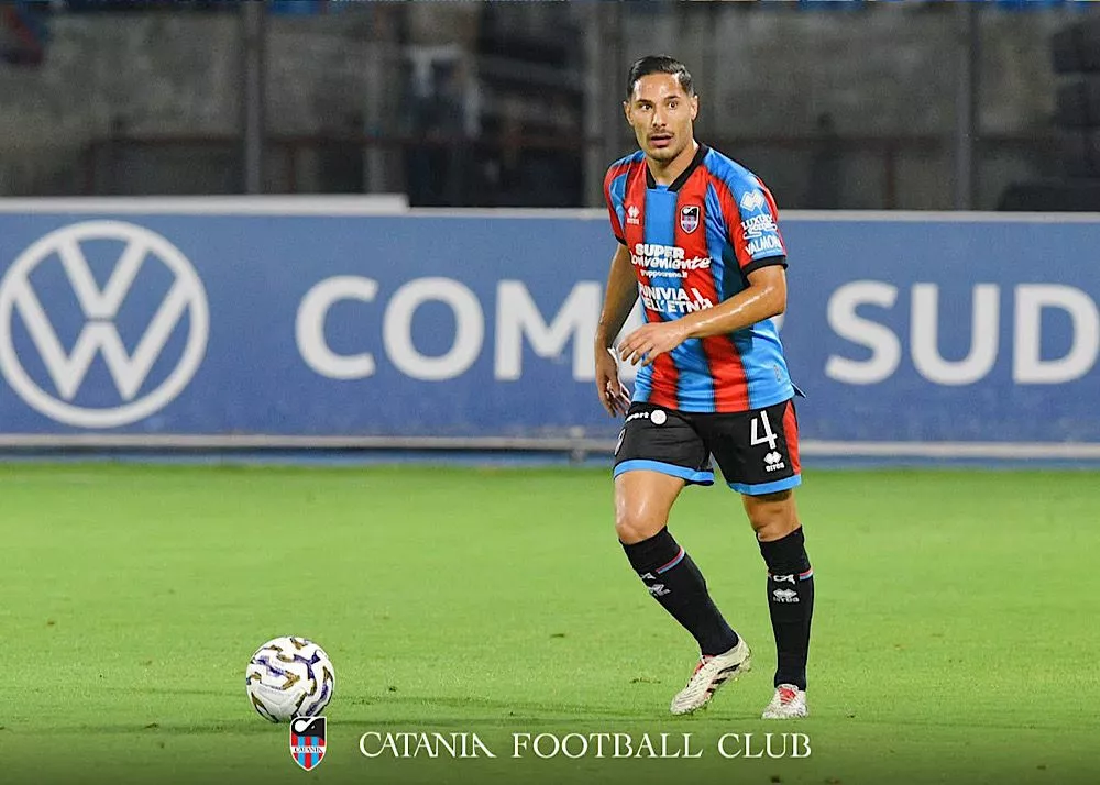 Il centrocampista del catania Salvatore Aloi in azione