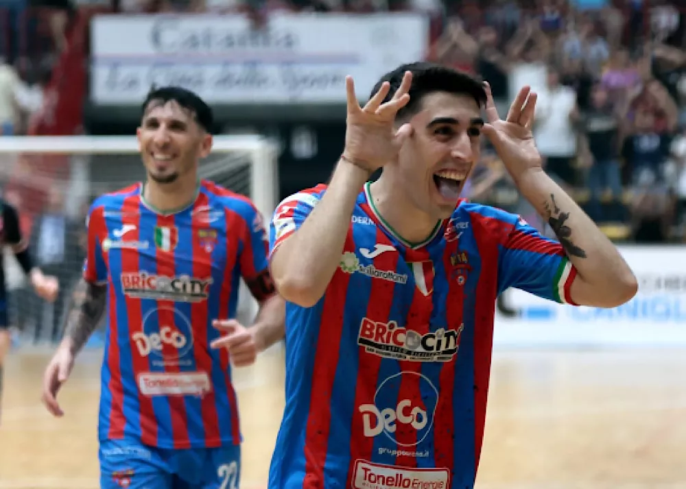 Michele podda della meta catania festeggis dopo il gol