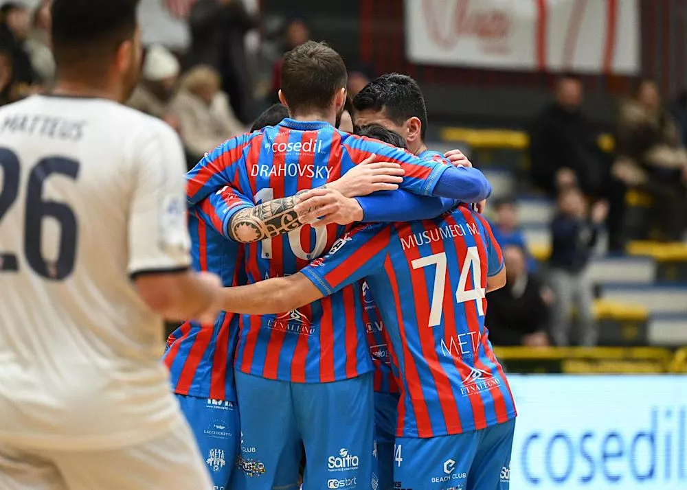l'abbraccio a fine gara dei giocatori della meta catania vittoriosi contro pomezia
