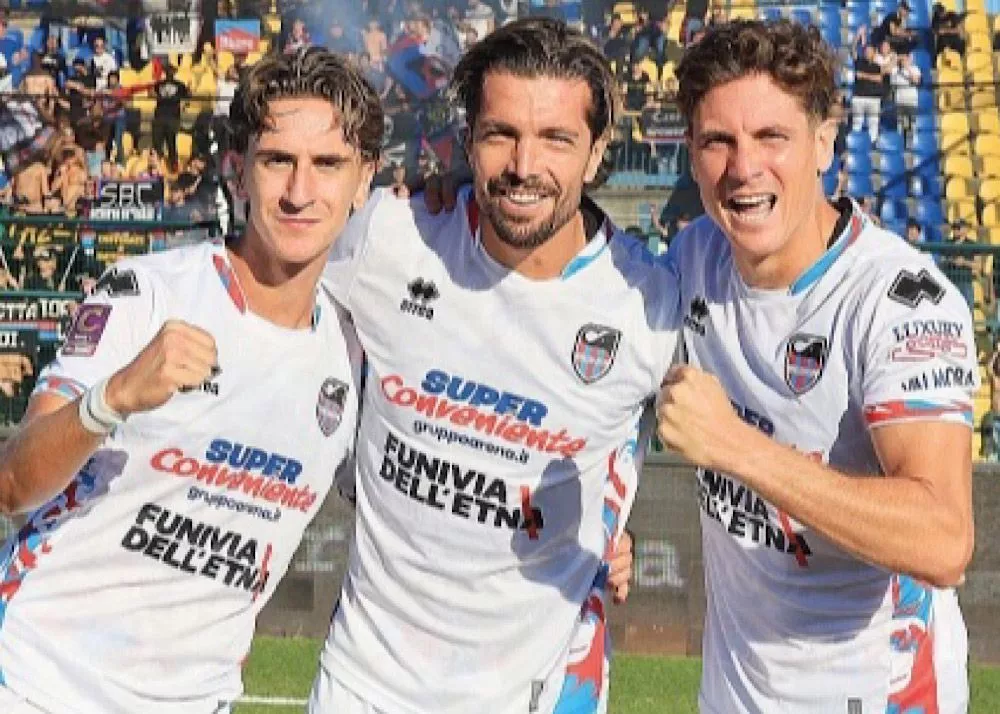 Jimenez, forte e lunetta esultano con la maglia del catania