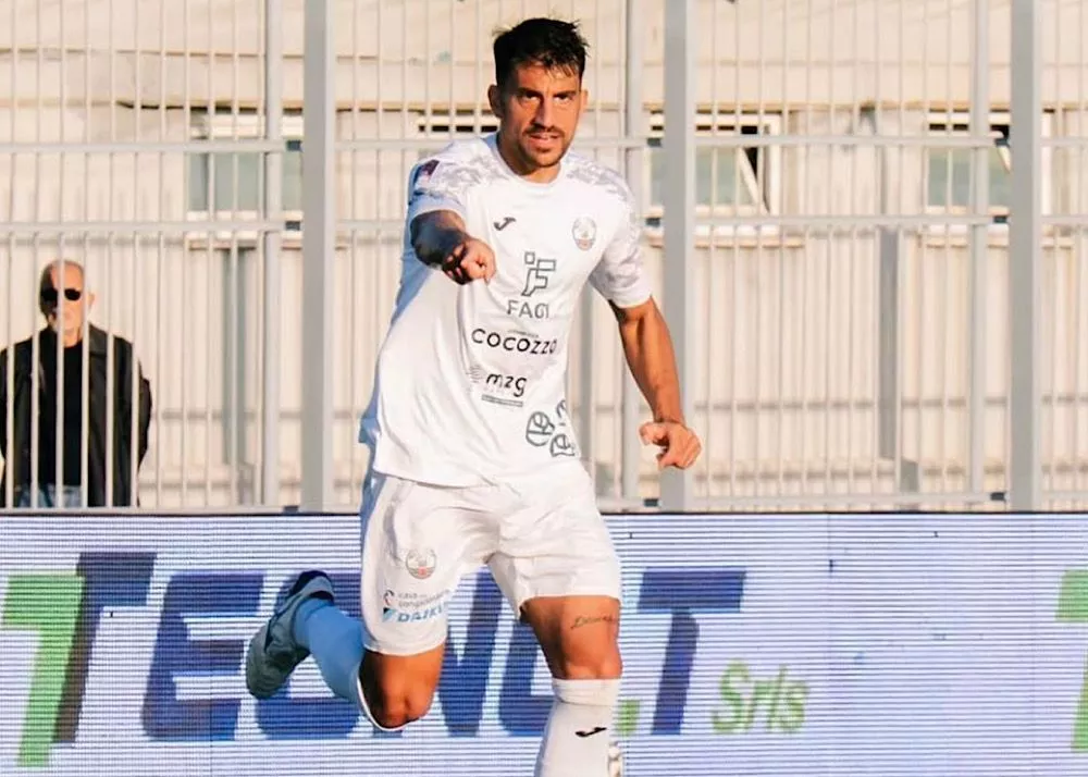 Il difensore del monopoli mirko miceli in campo di calcio