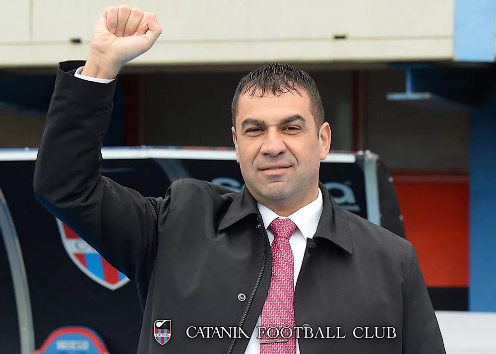 Il presidente del Catania ross pelligra saluta il pubblico 