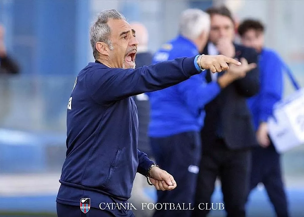 Il tecnico del catania domenico toscano in panchina