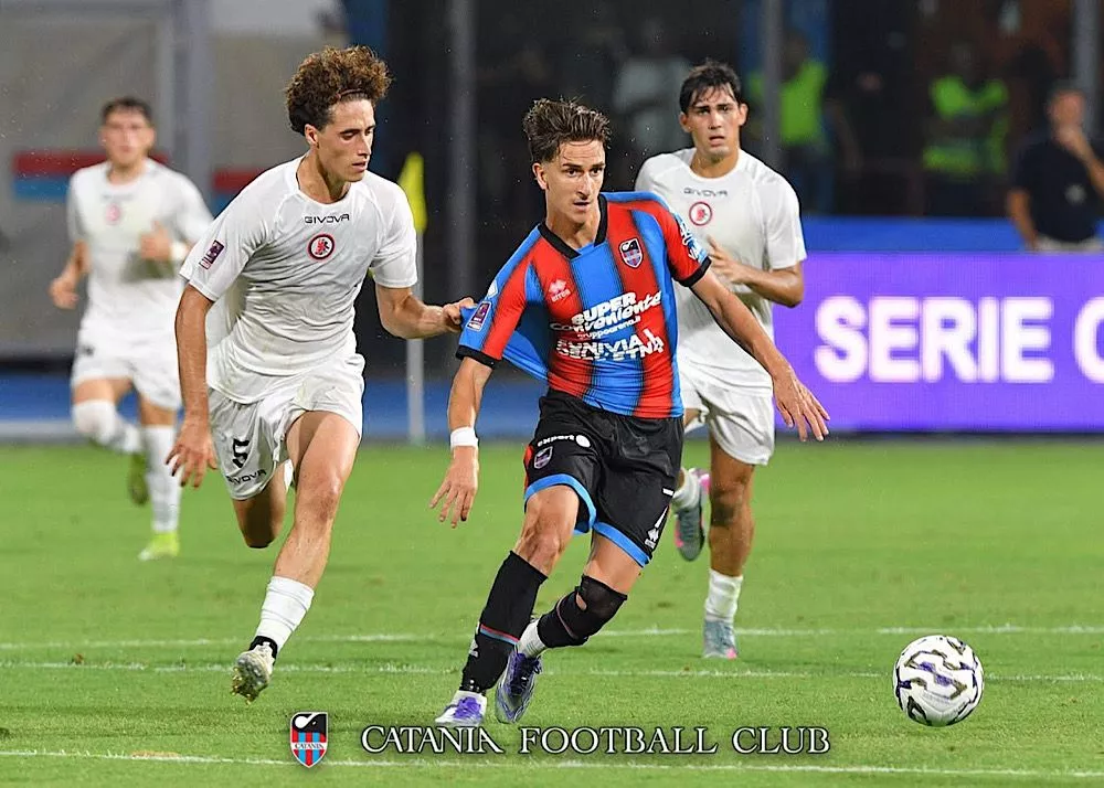 Kaleb jimenez con la maglia del catania contro il foggis