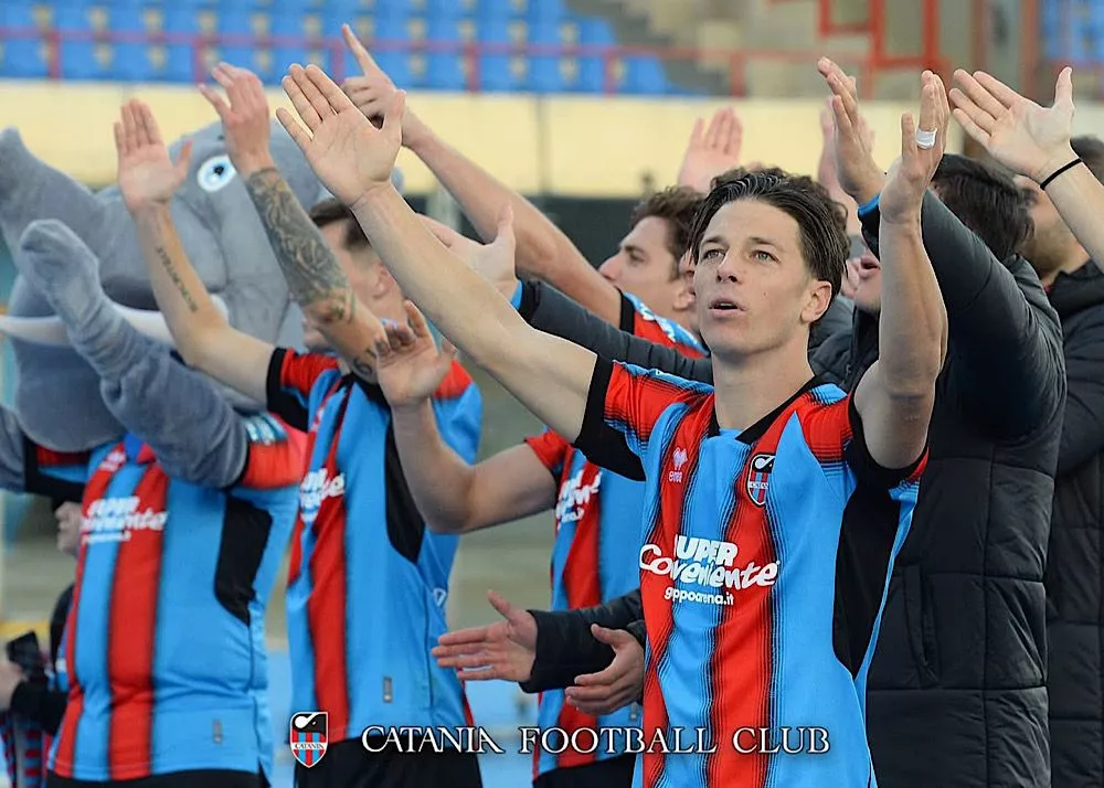 Alex rolfini attaccante del catania saluta la curva