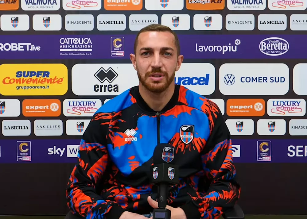 giovanni di noia con la maglia del catania per l'ufficialit&agrave;