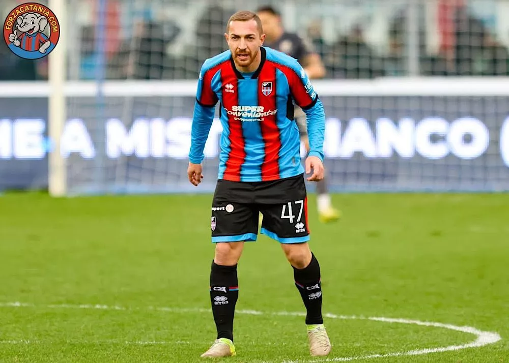 Giovanni di noia in campo con la maglia del catania