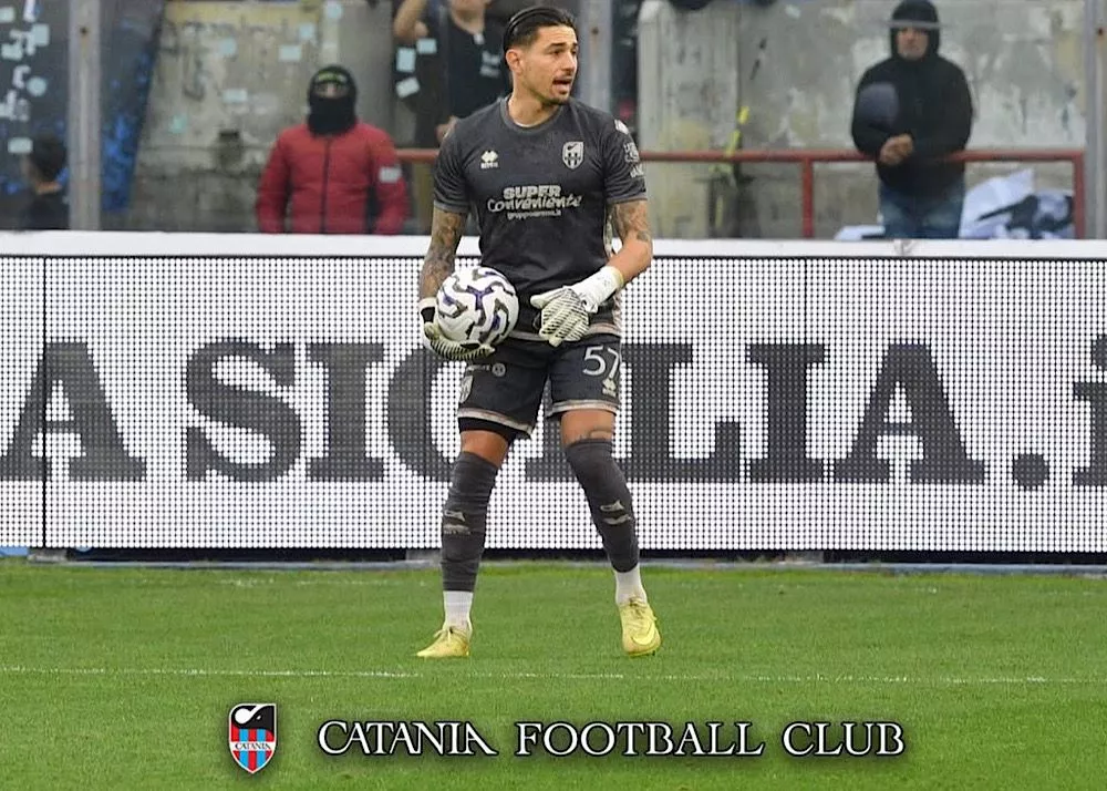 Il portiere del catania andrea dini in porta durante il match