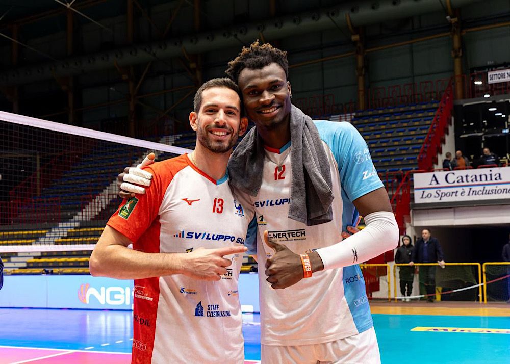 i giocatori della sviluppo sud catania festeggiano dopo la vittoria