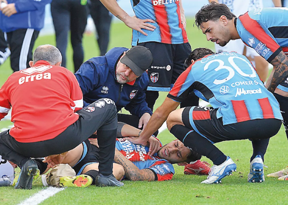 l'infortunio subito da Emmanuele Cicerelli al primo minuto di Catania-Latina