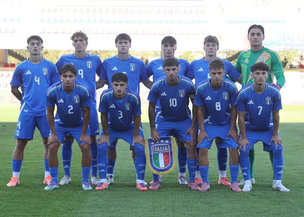 una formazione dell'italia under 19 allenata dal ct bollini