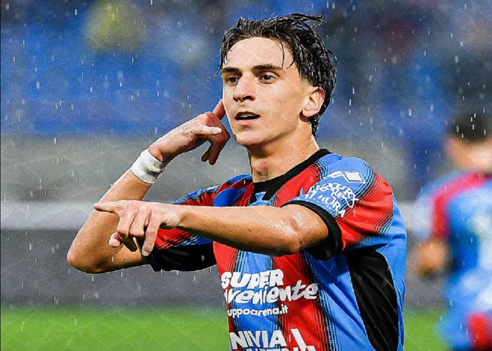 Kaleb Jimenez a fine gara saluta il pubblico dopo la doppietta