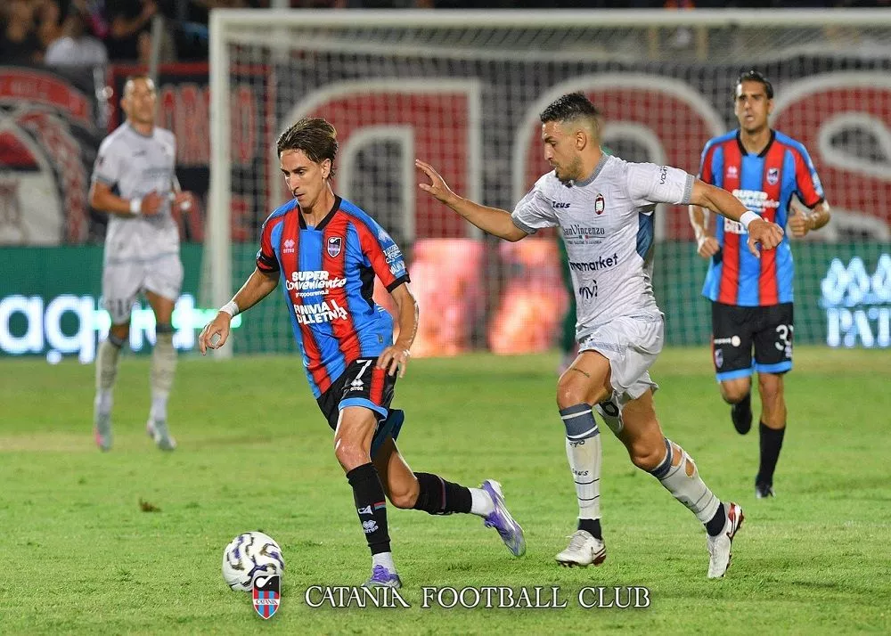 kaleb jimenez in campo con la maglia del catania contro il crotone in coppa italia