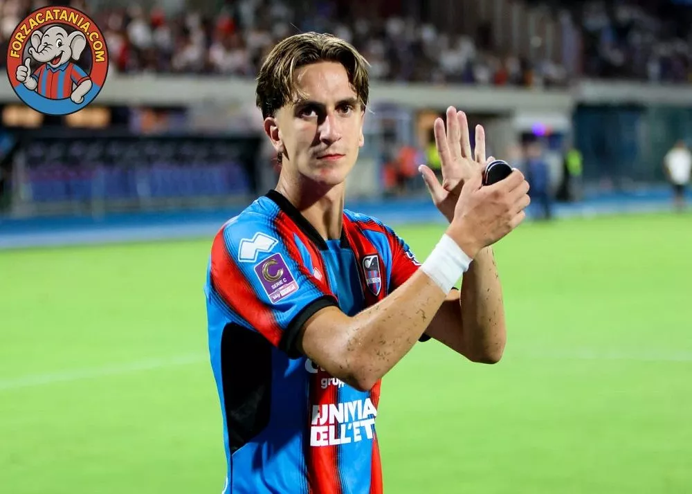 kaleb jimenez saluta il pubblico dopo la vittoria con il segno del telefono