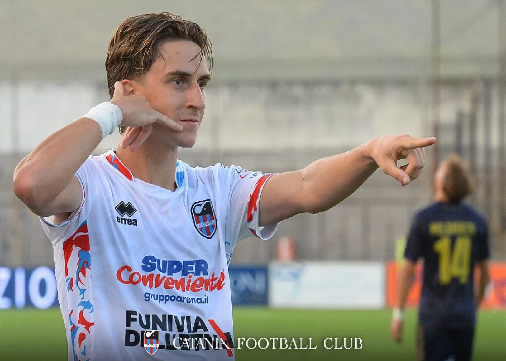 Kaleb Jimenez fa il simbolo del telefono dopo aver segnato