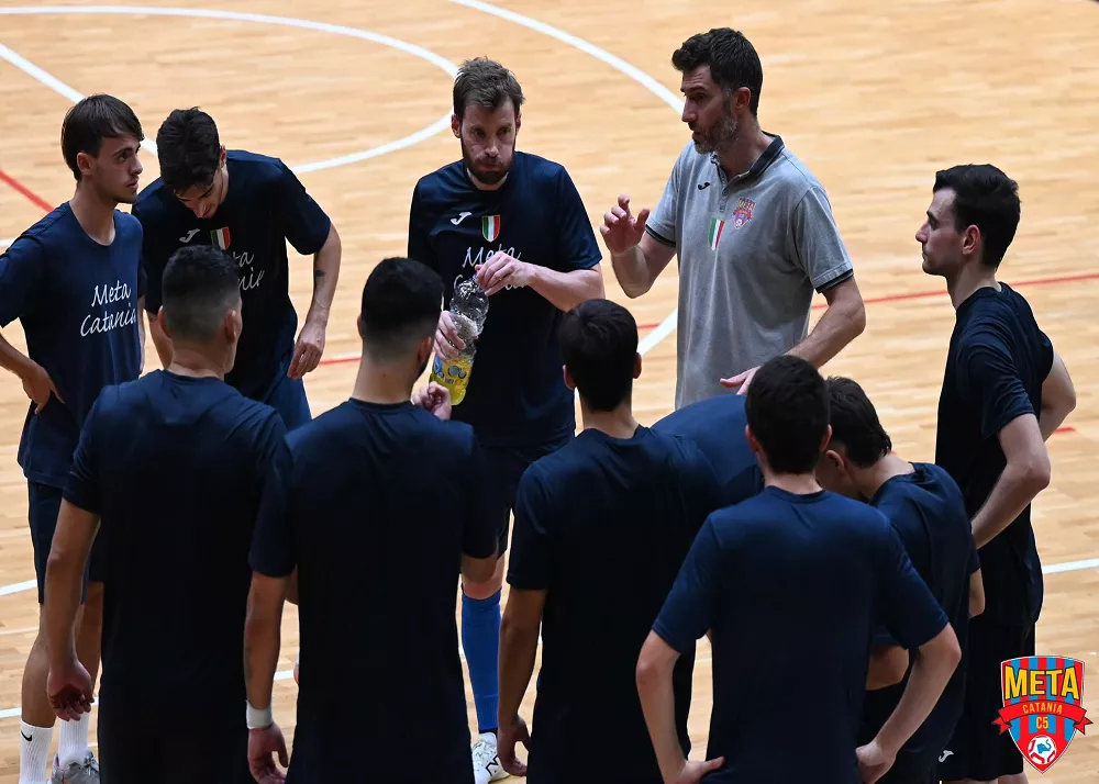 il tecnico della meta catania juanra contrornato da giocatori