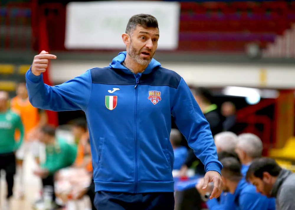 il tecnico della meta catania juanra davanti ai propri giocatori