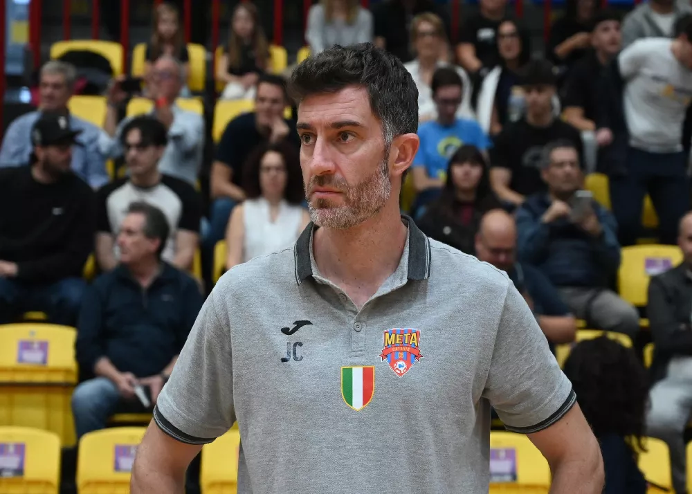 il tecnico della meta catania juanra in panchina durante il match