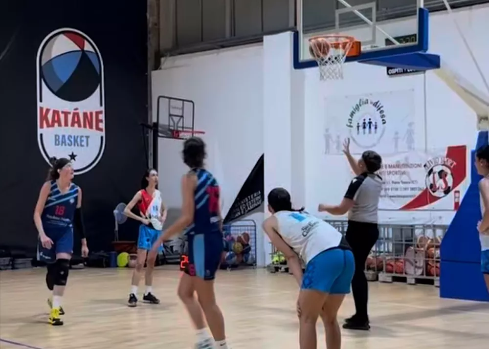 le ragazze del katane basket in una fase di gioco del match