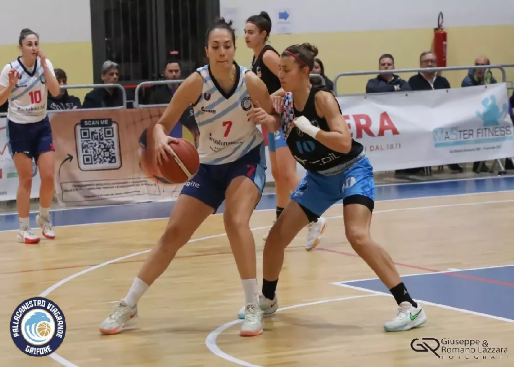 una fase di gioco dove sono impegnate le ragazze della katane basket