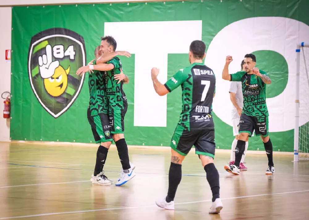 i giocatori del L84 festeggiano dopo uno dei gol realizzati nella prima di campionato
